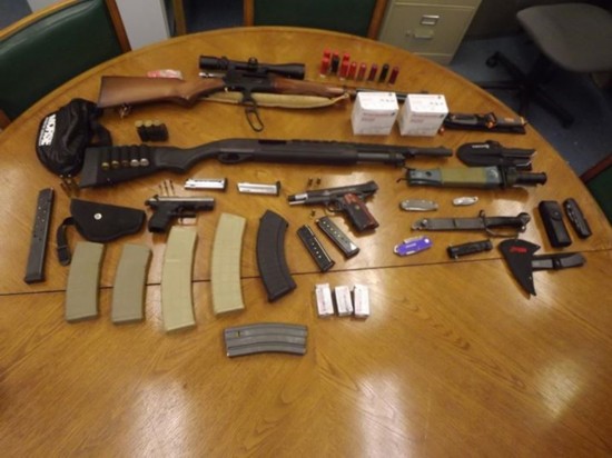 美少年携带大量枪支弹药上学被捕