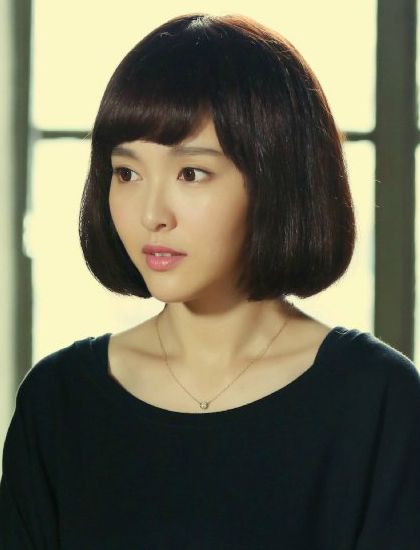 唐嫣第二款短发唐嫣的脸型是标准的锥子脸,按理来说应该不太挑发型,但