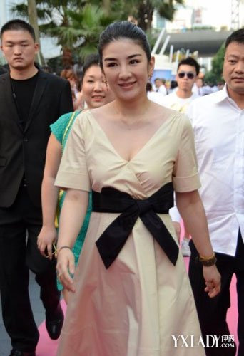 黄奕发福臃肿照.