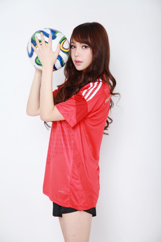 北舞校花梦妮化身足球宝贝 短裙热辣大秀清纯