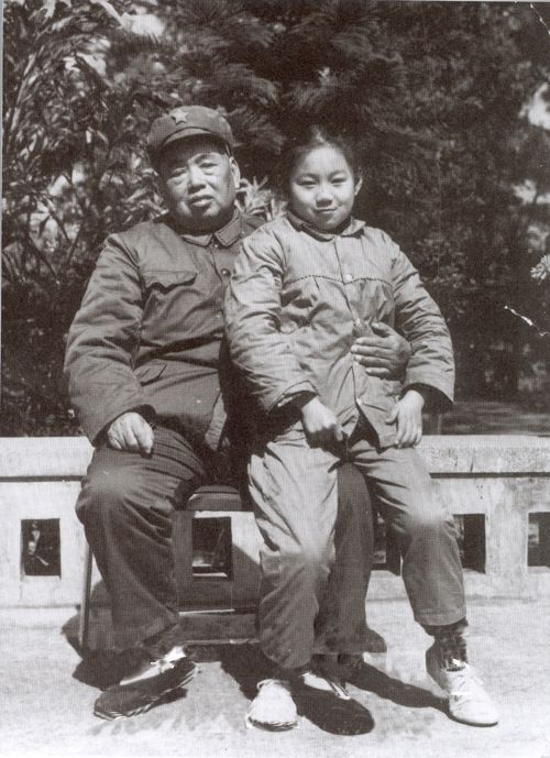 1977年,许世友与长孙女许道江在广州.