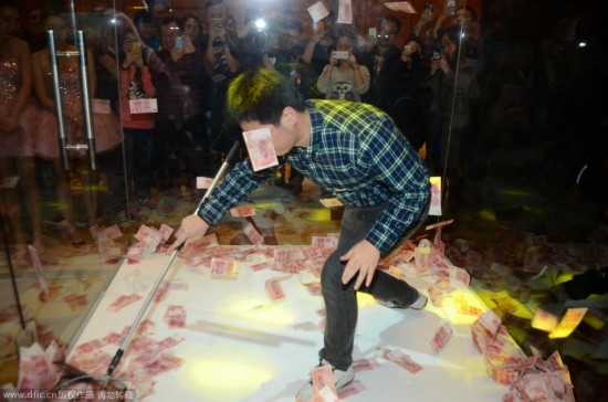 某年会员工限时捞百元大钞 美女礼仪当场撒钱砸员工