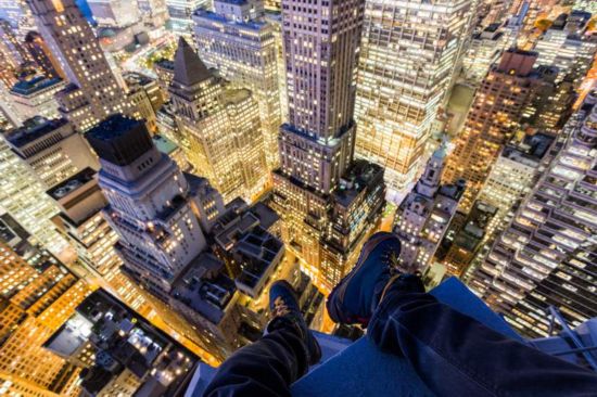 俄冒险家登顶世界最高建筑俯瞰城市
