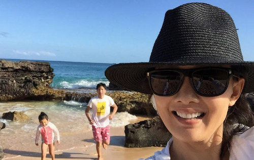 牛莉一家三口夏威夷度假晒海滩疯玩照神秘老公入镜三