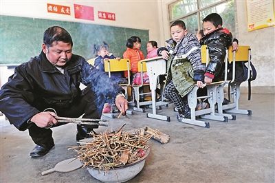 南昌偏远落后小学用杂草火盆取暖