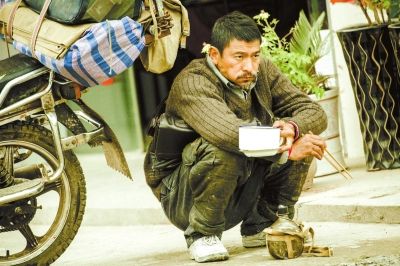 2月10日,刘德华新歌《回家的路》mv正式推出.