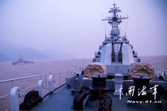 东海舰队护卫舰大队新年度首次实弹射击 首发命中