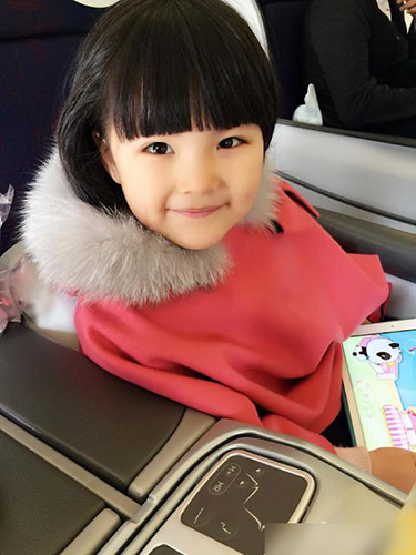 王诗龄贵妇范儿再赴米兰穿斗篷甜笑可爱