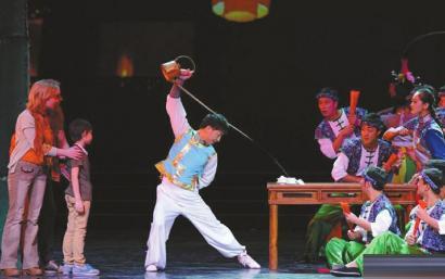 曾小龙在俄罗斯表演长嘴壶茶艺.