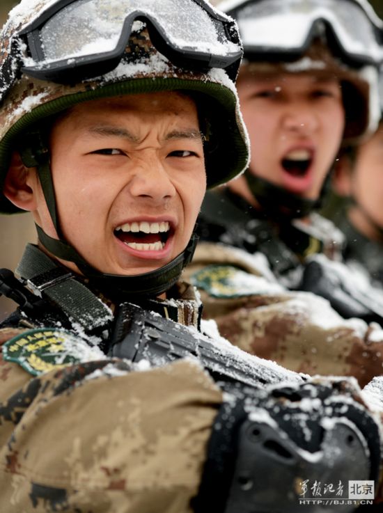 北京军区某警卫营实兵演练风雪中砥砺战斗血性图9