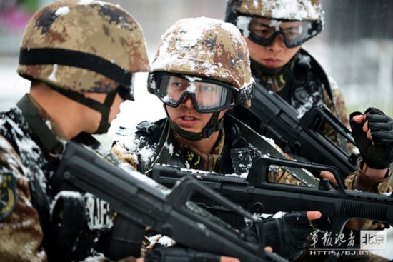 北京军区某警卫营实兵演练风雪中砥砺战斗血性图6