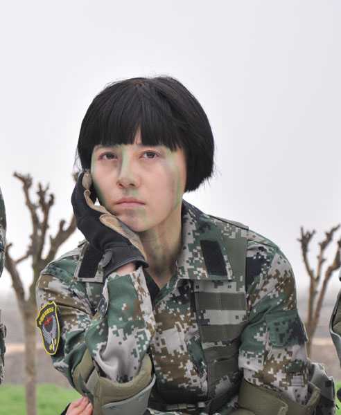 高强度训练后疲惫的阿卓(闪嘉晨饰演)训练中的阿卓闪嘉晨饰演