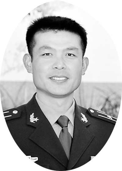 铁汉带兵摸爬滚打练硬功我当代表委员这两年