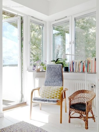 迷你可爱小窗台也能挤出阳光读书角