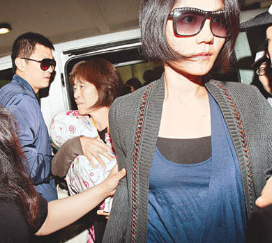 王菲怀孕后依旧是酷姐一枚