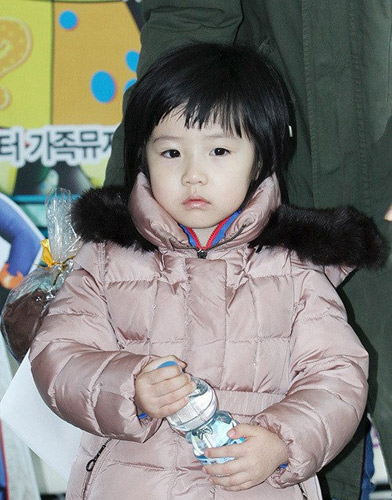 李英爱与女儿亲子装出镜 白衬衫牛仔裤衬托母女高颜值