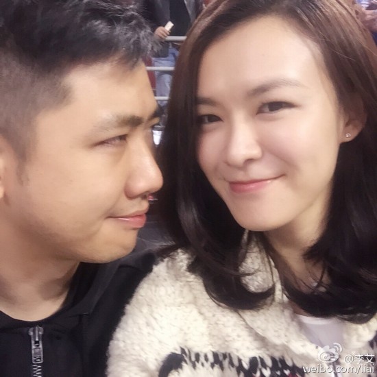 主持人李艾领证结婚 晒与老公甜蜜合影[图]