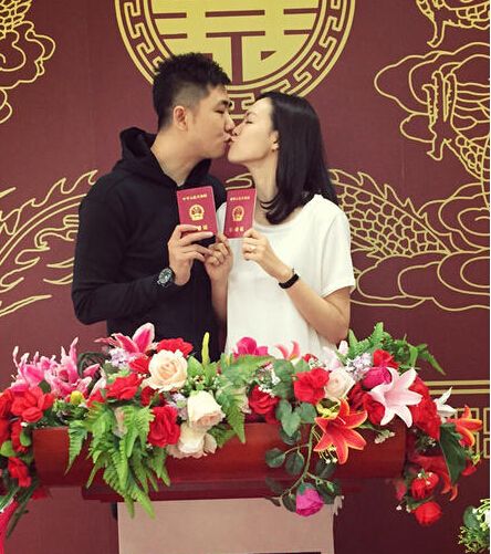 23日,李艾在微博分享了这一喜讯,并曝光了与老公领证的照片.