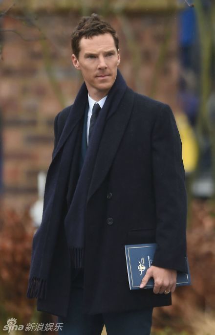 卷福短发造型出镜 西服笔挺气质优雅