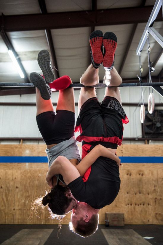 美情侣拍摄高难度双人健身照庆祝订婚