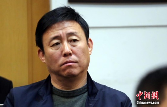 田连元的儿子在旁听宣判,表情非常严肃.