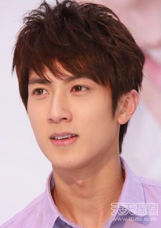 堂哥为台湾第5,第6届金门县选区立法委员,现任新党天下委员会秘书