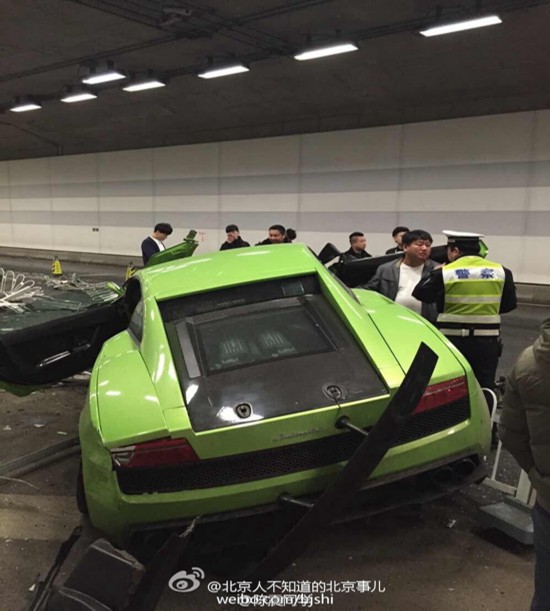 北京鸟巢隧道现速度与激情 跑车相撞现场惨烈