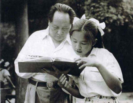 1953年,李讷进北京师范大学附属女子中学读书.