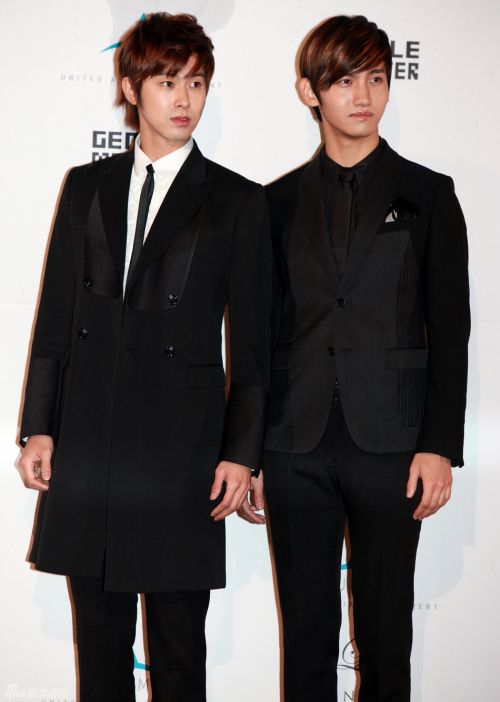 韩国天团exo平均身高揭秘:鹿?踮脚拍照 灿烈长腿欧巴