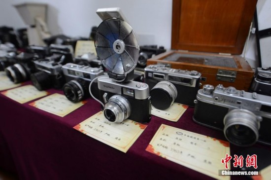扬州展出百年老相机 何园千金着古装体验“古董”- 中国日报网