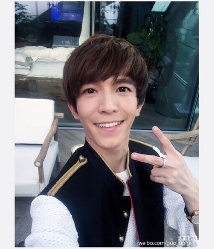 郭敬明晒自拍吐舌卖萌 网友:18岁少男你好(图)