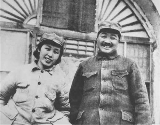 1947年9月,贺龙与夫人薛明在山西兴县蔡家崖.