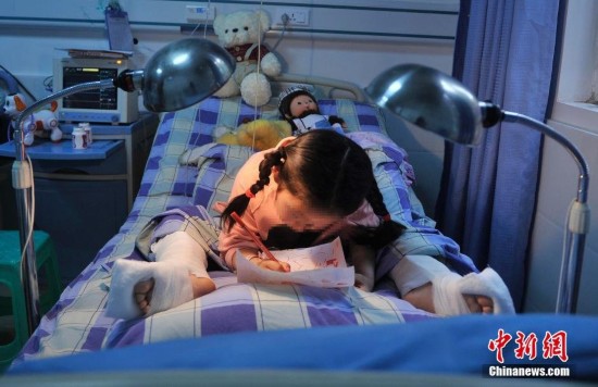 图为受伤小女孩正在床上绘画.陈超 摄