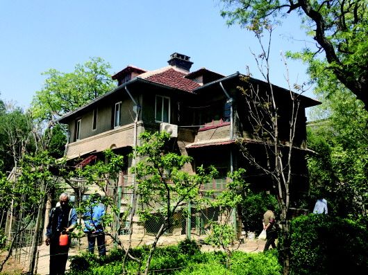 山东大学西校区内有不少老式别墅,至今仍用作教学与住宅.