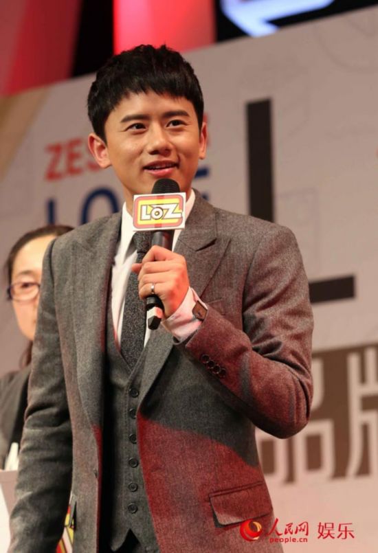 张杰现身北京参加代言发布会 西装革履显成熟