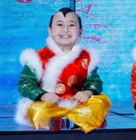 "春晚福娃"邓鸣贺白血病复发过世下葬 病中照片回顾