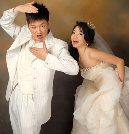 田源夜店搂貌似张予曦白衣美女激吻 昔日婚纱照被扒