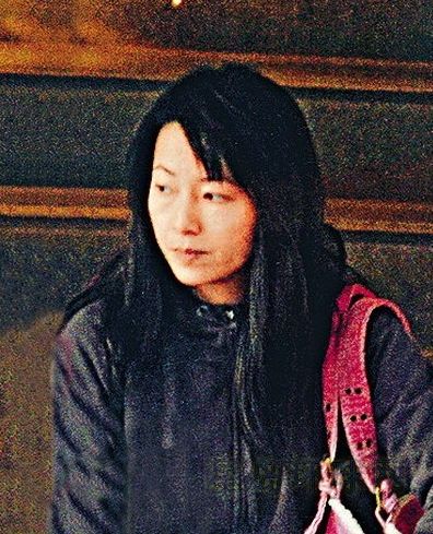 杨子父亲下葬黄圣依携3岁男童戴孝跪葬 4年前被曝美国产子
