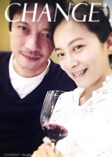 罗嘉良夫妻甜蜜相视对笑 深夜浪漫对饮红酒