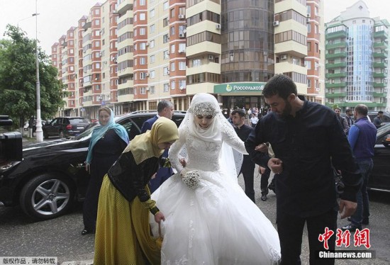 车臣警长年近半百娶17岁少女 家中有一妻【3】--公益--人民网