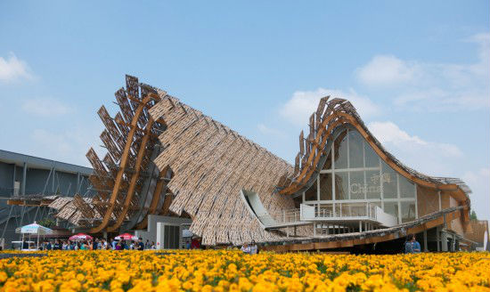图为坐落在花海之中的中国馆,麦浪的造型让人过目难忘.