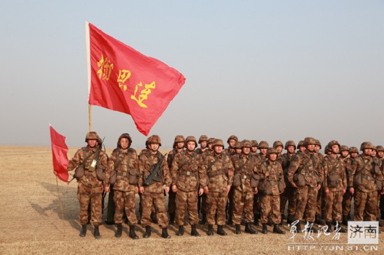 姜伟(左一)是杨根思连的排头兵.