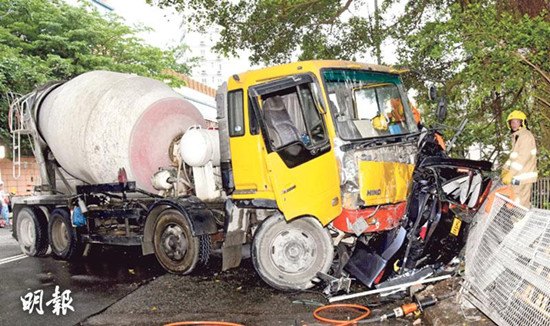 香港薄扶林道昨日发生田螺车失控直撞七人车严重车祸,酿成1死4伤.
