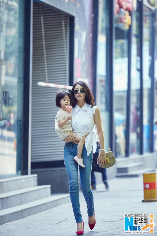曹曦文六一爆亲子街拍 单手抱娃变身时髦辣妈