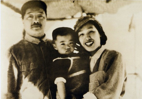 1946年,贺龙与薛明和刚满两岁的儿子鹏飞在山西兴县蔡家崖