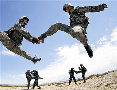 侦察兵越障训练挑战极限 绳索磨烂手掌照样攀登(图)