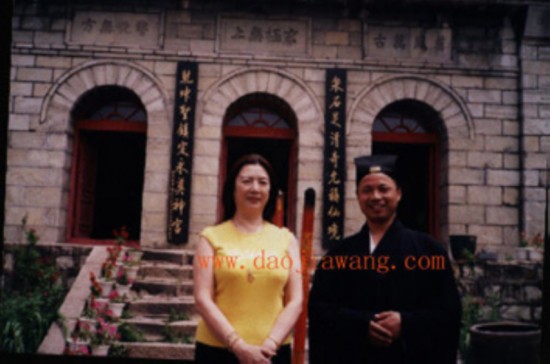 2004年张宁与本溪九顶贴铁刹山主持祝真玄大师合影