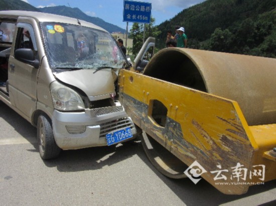 女司机开面包车撞上压路机终得救