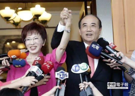 王金平拉起洪秀柱的手高声表示,真的团结了,为了台湾,我们义不容