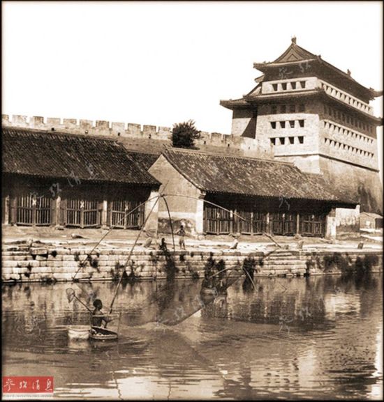 1907年,渔民在北京大运河捕鱼.